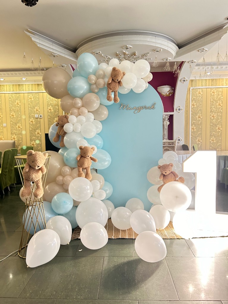 Фотозона з кульками для святкової події